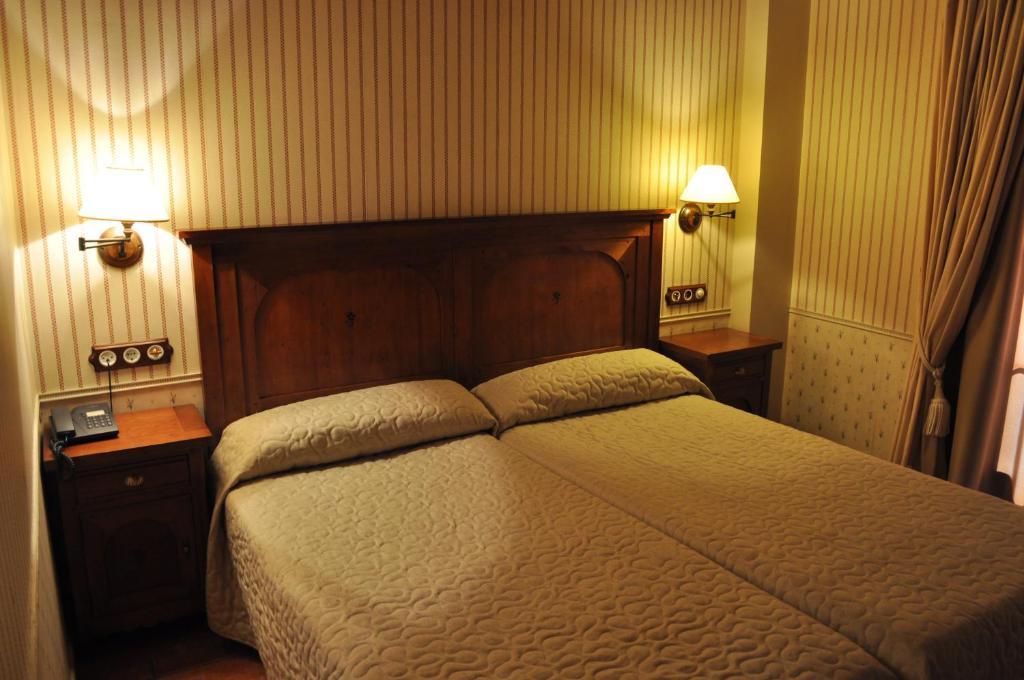 Hotel Bocale Sallent De Gallego Room photo