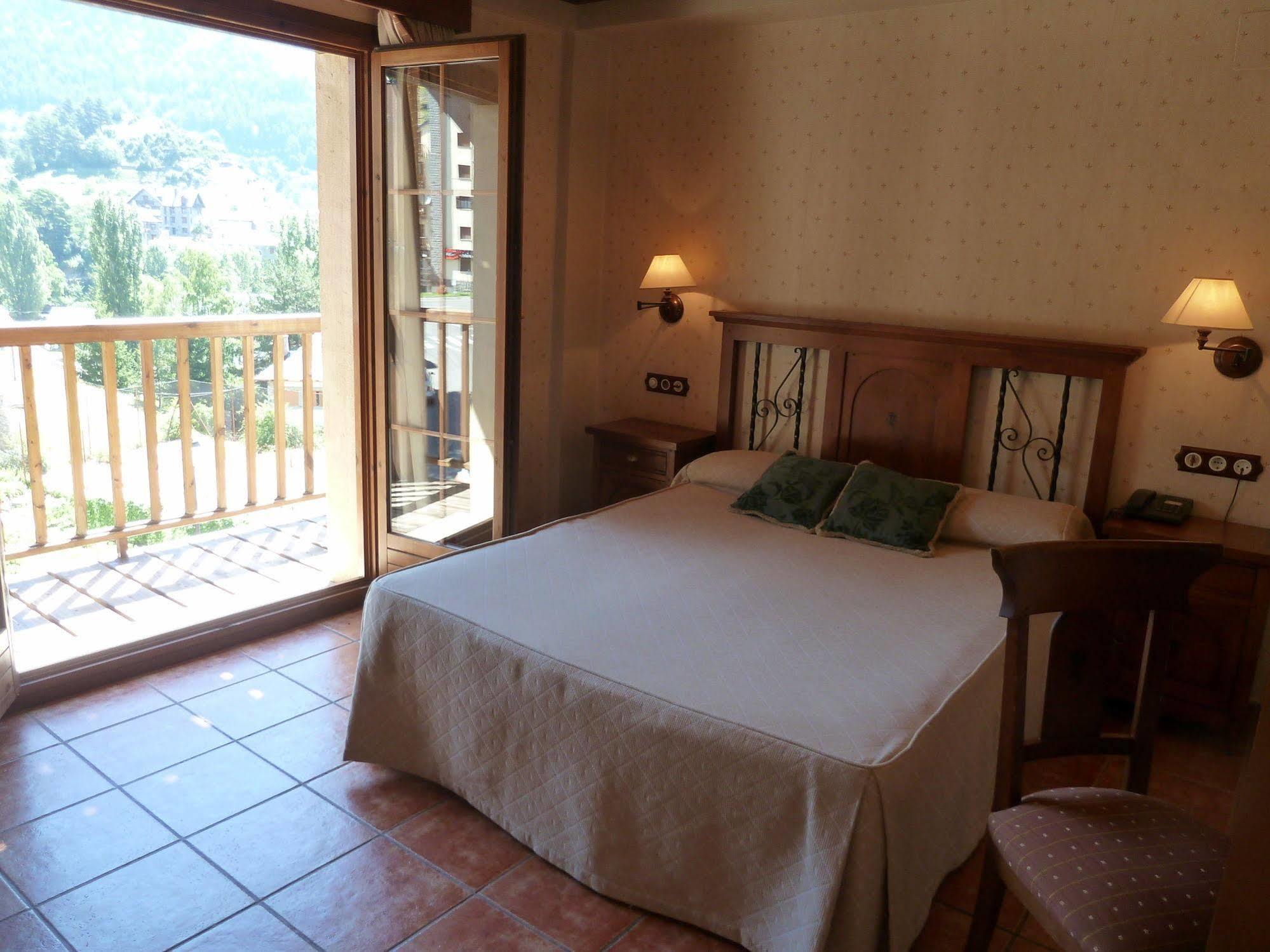 Hotel Bocale Sallent De Gallego Exterior photo